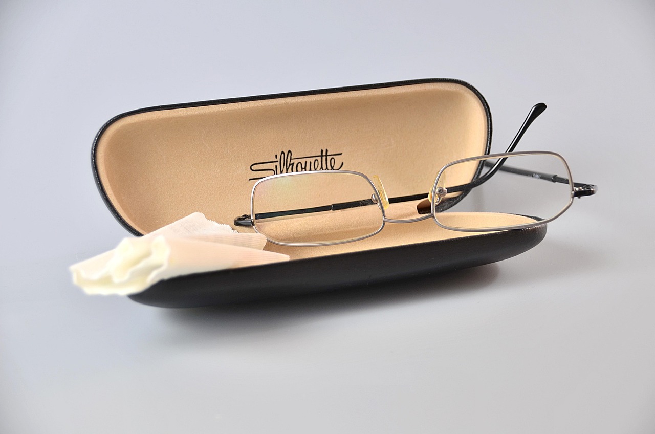 Compact pod kit devices in multiple colors for mainstream retail